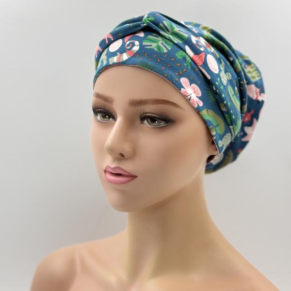 Handgemaakte chemo muts Buffy petrol met figuren en roze met bloemen maat M