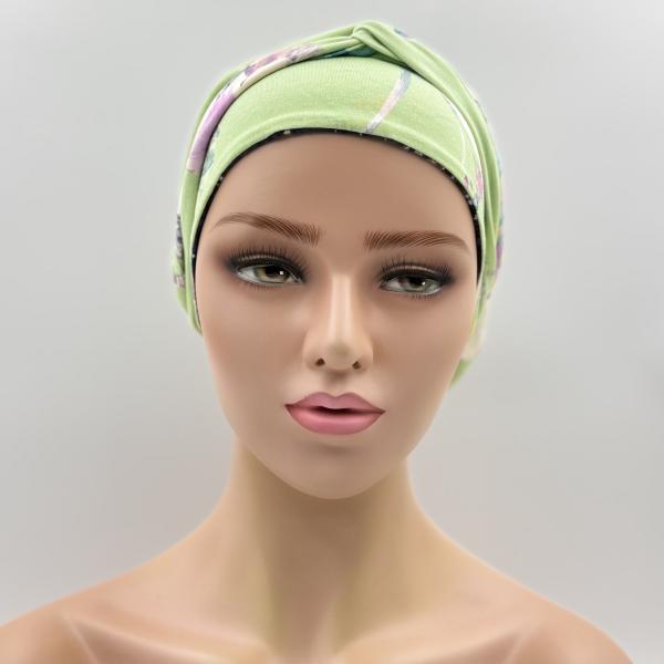 Handgemaakte chemo muts Buffy zacht groen met bloemen en blauw zwart gebreid maat M