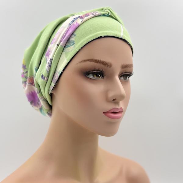 Handgemaakte chemo muts Buffy zacht groen met bloemen en blauw zwart gebreid maat M