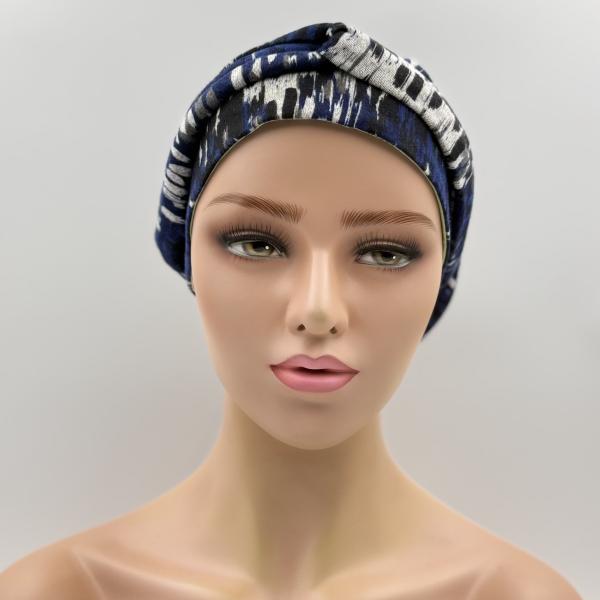 Handgemaakte chemo muts Buffy zacht groen met bloemen en blauw zwart gebreid maat M