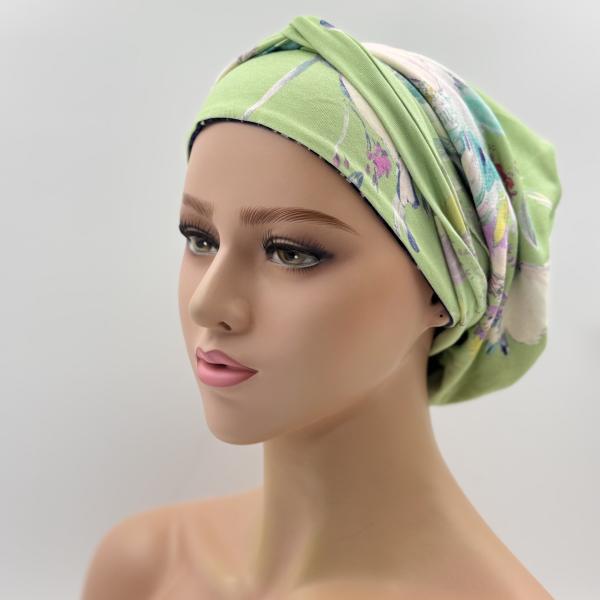 Handgemaakte chemo muts Buffy zacht groen met bloemen en blauw zwart gebreid maat M