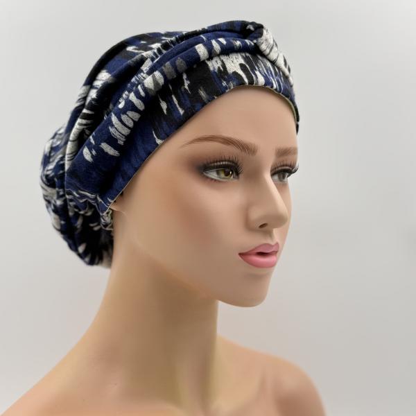 Handgemaakte chemo muts Buffy zacht groen met bloemen en blauw zwart gebreid maat M