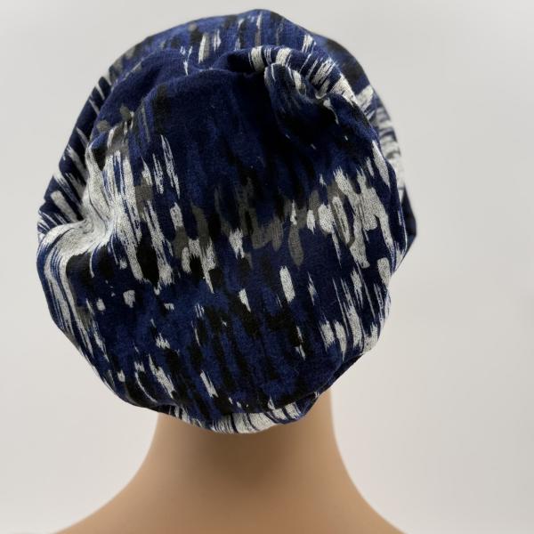 Handgemaakte chemo muts Buffy zacht groen met bloemen en blauw zwart gebreid maat M