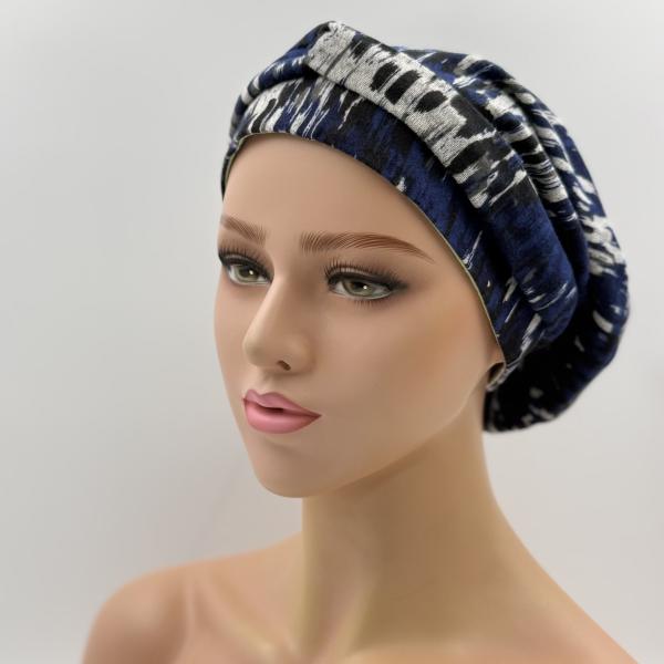 Handgemaakte chemo muts Buffy zacht groen met bloemen en blauw zwart gebreid maat M