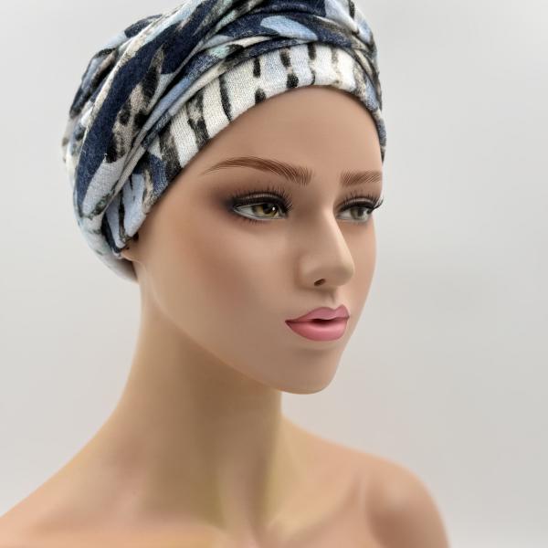 Handgemaakte chemo muts Betty winterwit licht blauw maat M