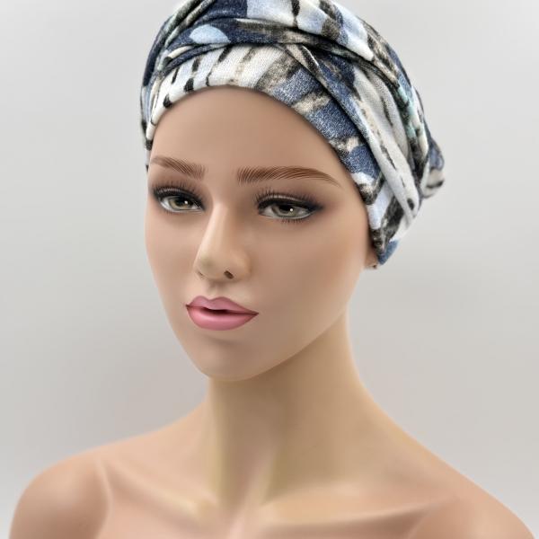 Handgemaakte chemo muts Betty winterwit licht blauw maat M