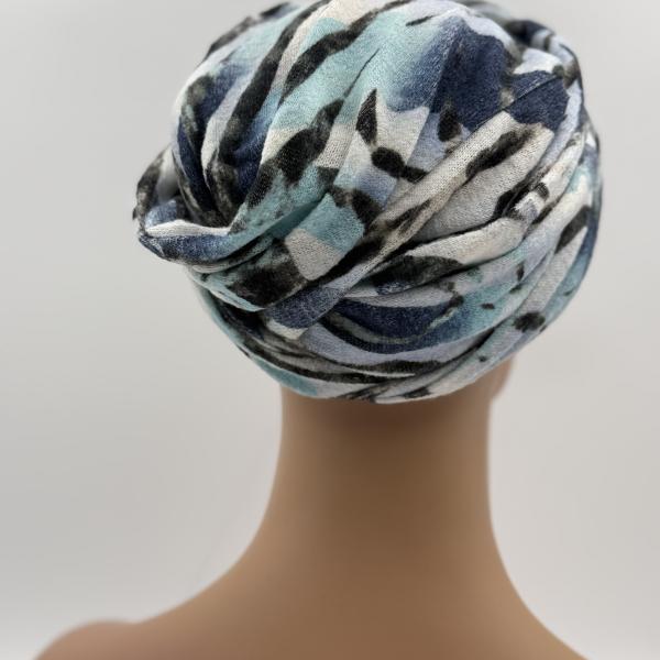 Handgemaakte chemo muts Betty winterwit licht blauw maat M