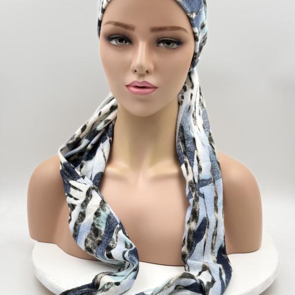Handgemaakte chemo muts Betty winterwit licht blauw maat M