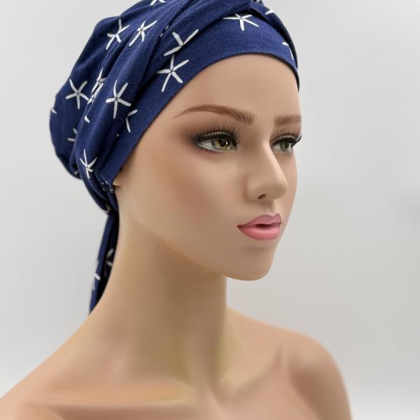Handgemaakte chemo muts Bahar blauw met witte ster maat M