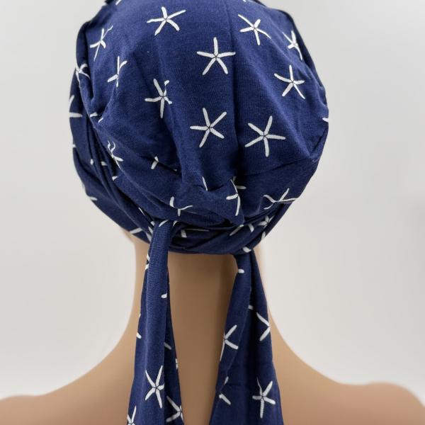 Handgemaakte chemo muts Bahar blauw met witte ster maat M