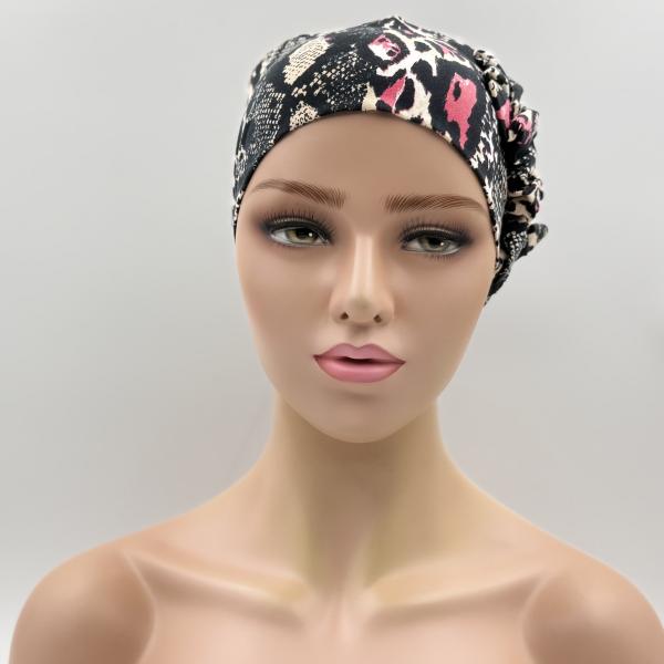 Handgemaakte chemo muts Beyonce in een zwart en roze dierlijke print maat S