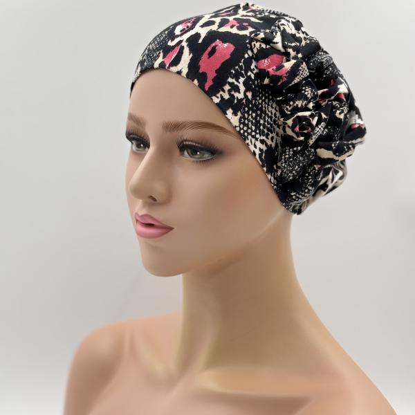 Handgemaakte chemo muts Beyonce in een zwart en roze dierlijke print maat S