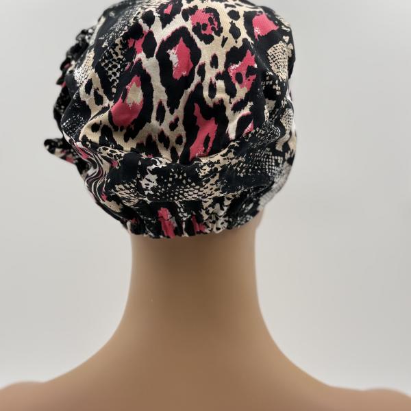 Handgemaakte chemo muts Beyonce in een zwart en roze dierlijke print maat S
