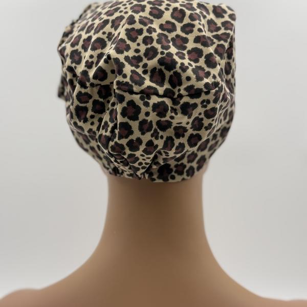 Handgemaakte chemo muts Beyonce in een bruine panter print maat M