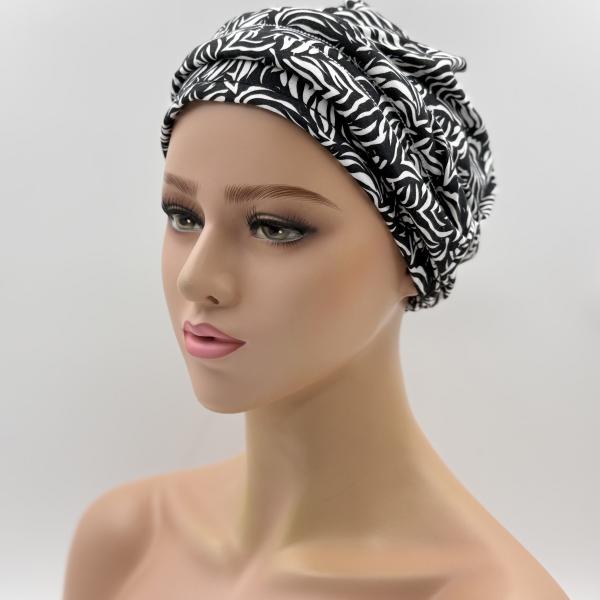 Handgemaakte chemo muts Bente zwart wit maat S