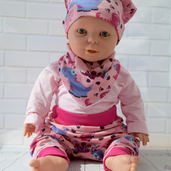 Handgemaakte beanie voor baby's met roze dino's