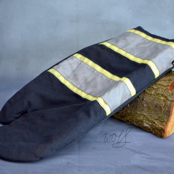 Handgemaakte houthandschoen van originele brandweerpakken met zwart