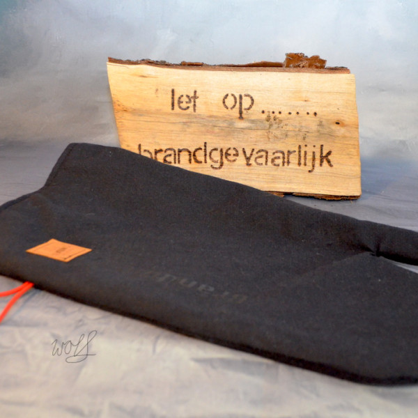 Handgemaakte houthandschoen ook geschikt voor de BBQ gemaakt van zwarte brandweerpakken met letters brandweer